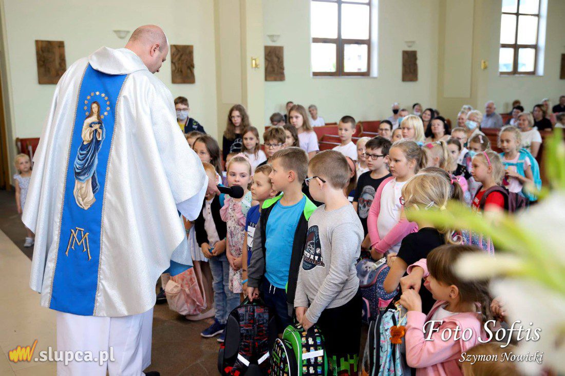 Święcenie przyborów szkolnych w Kozalu ZDJĘCIA