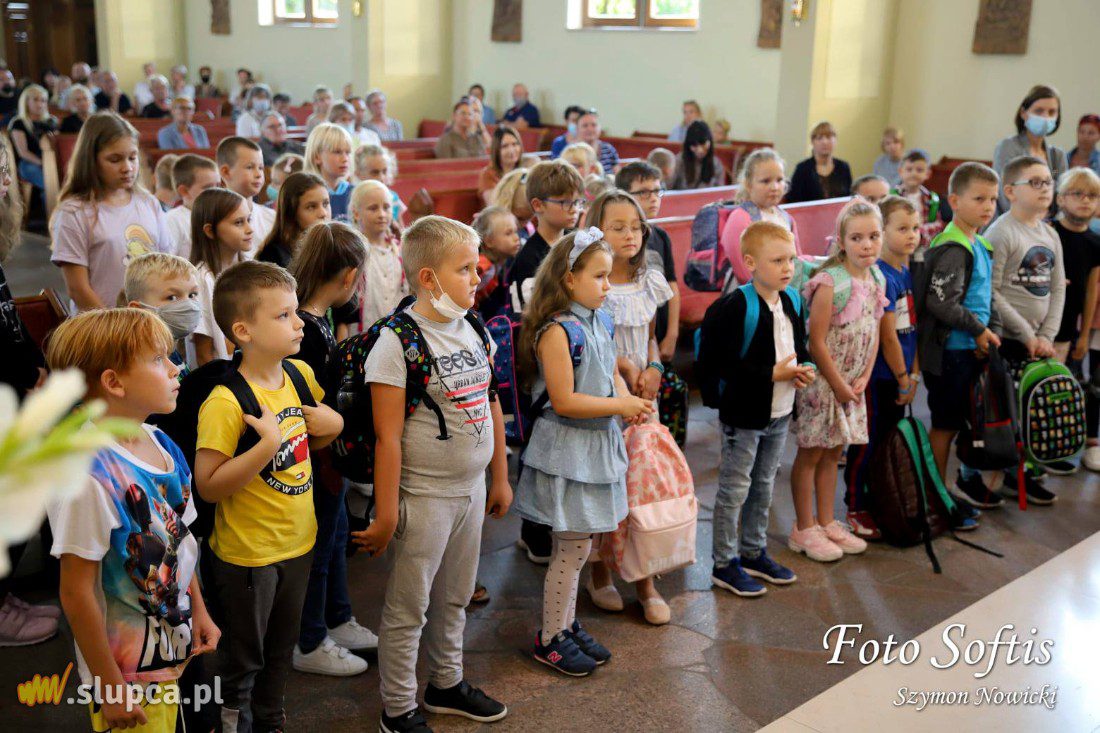 Święcenie przyborów szkolnych w Kozalu ZDJĘCIA