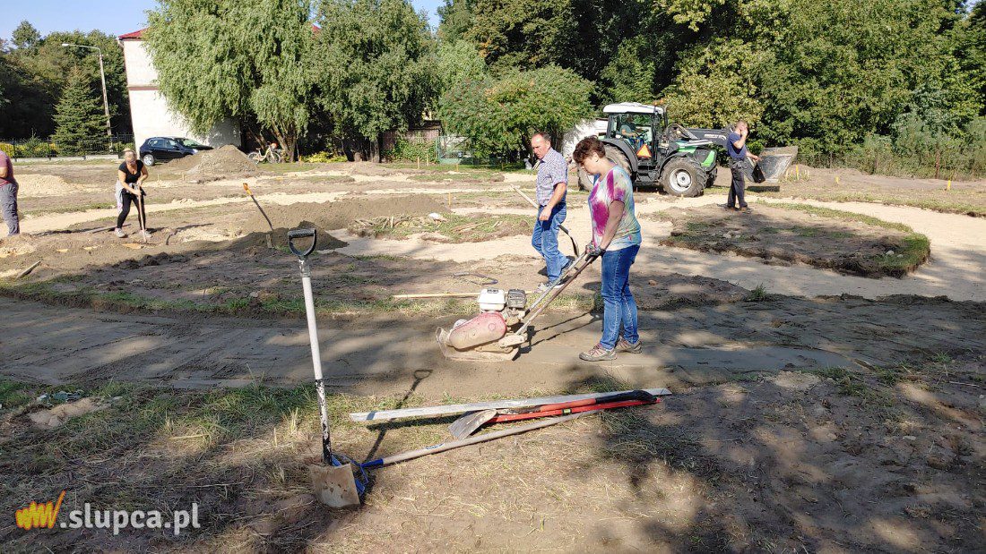 Mieszkańcy budują miasteczko rowerowe