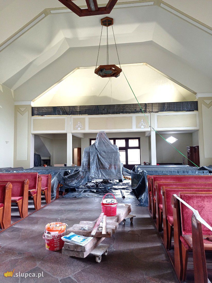 Trwa malowanie kościoła. Zobacz zdjęcia