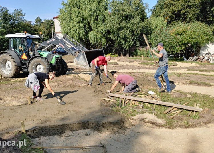 Mieszkańcy budują miasteczko rowerowe