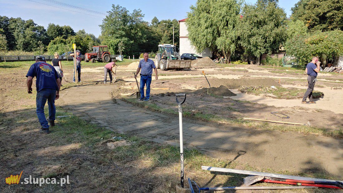 Mieszkańcy budują miasteczko rowerowe