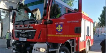 Wyciągali kobietę z piwnicy