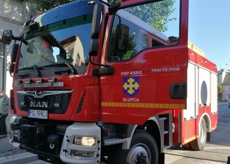 Wyciągali kobietę z piwnicy