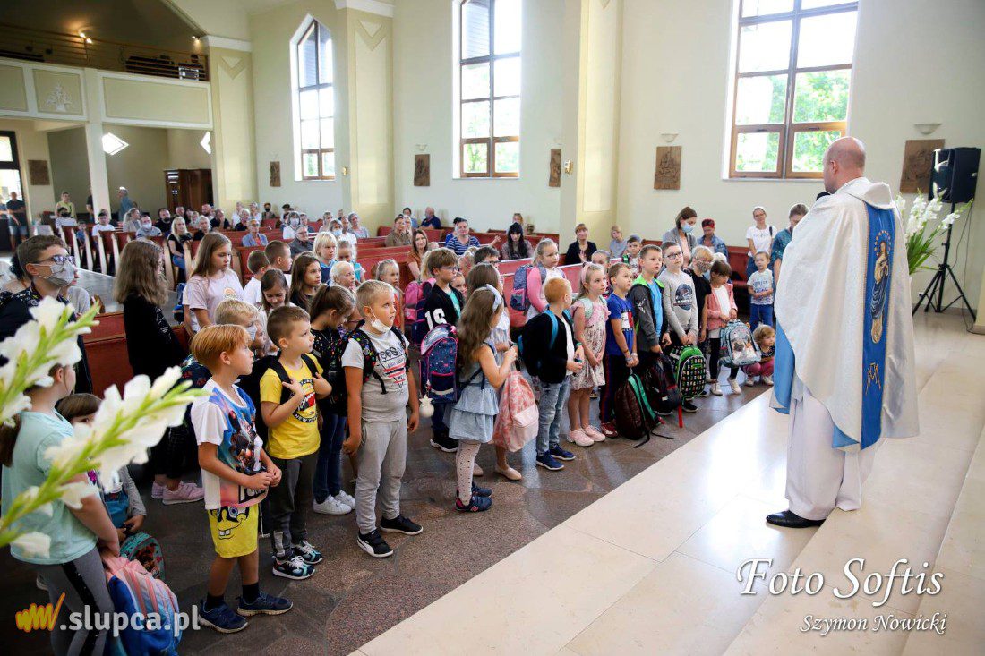 Święcenie przyborów szkolnych w Kozalu ZDJĘCIA