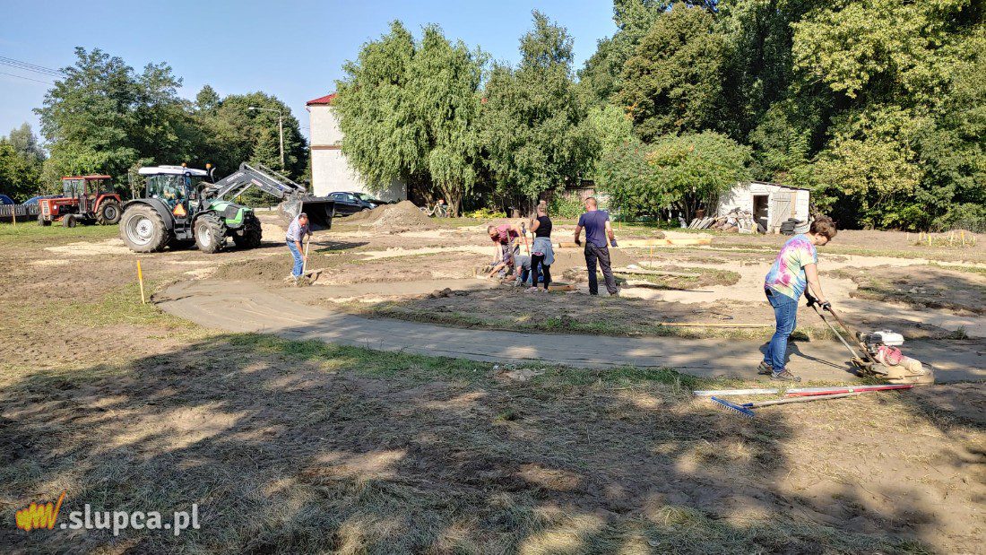 Mieszkańcy budują miasteczko rowerowe