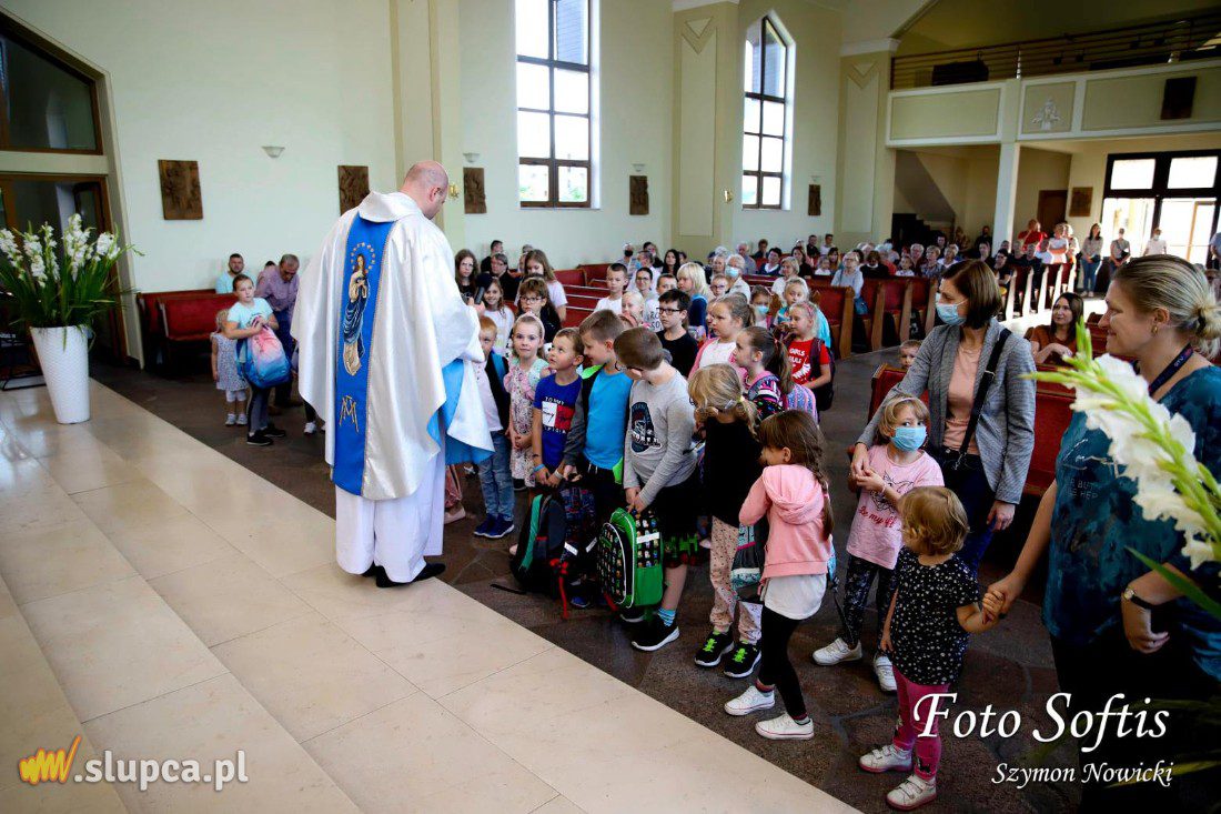 Święcenie przyborów szkolnych w Kozalu ZDJĘCIA
