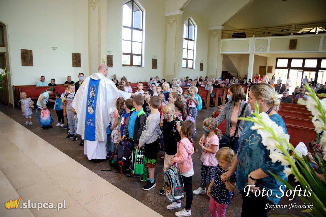 Święcenie przyborów szkolnych w Kozalu ZDJĘCIA