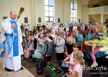 Święcenie przyborów szkolnych w Kozalu ZDJĘCIA