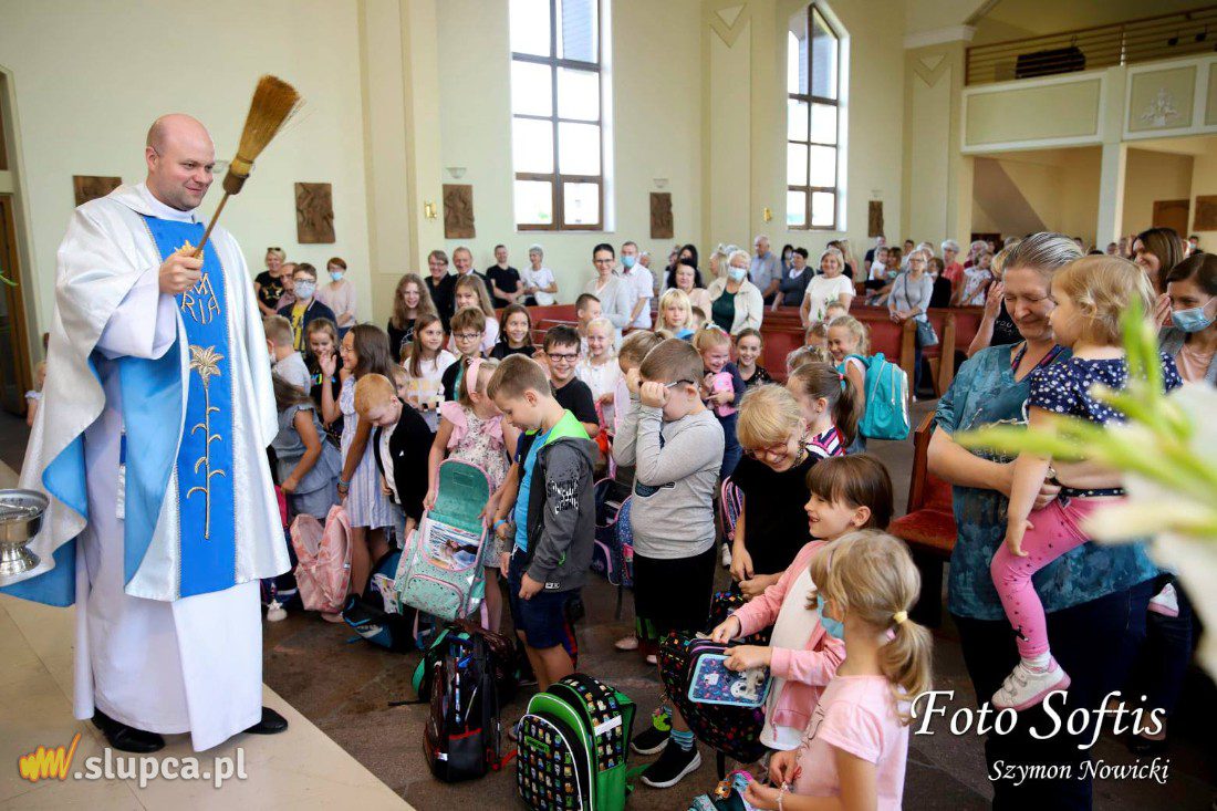 Święcenie przyborów szkolnych w Kozalu ZDJĘCIA