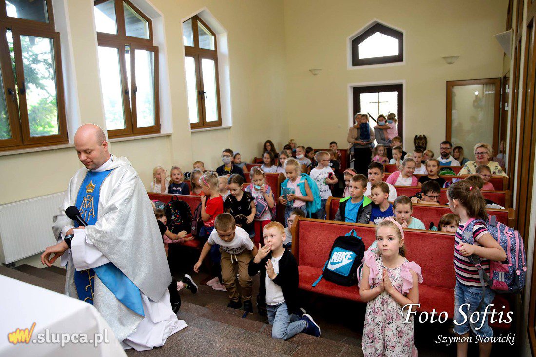 Święcenie przyborów szkolnych w Kozalu ZDJĘCIA