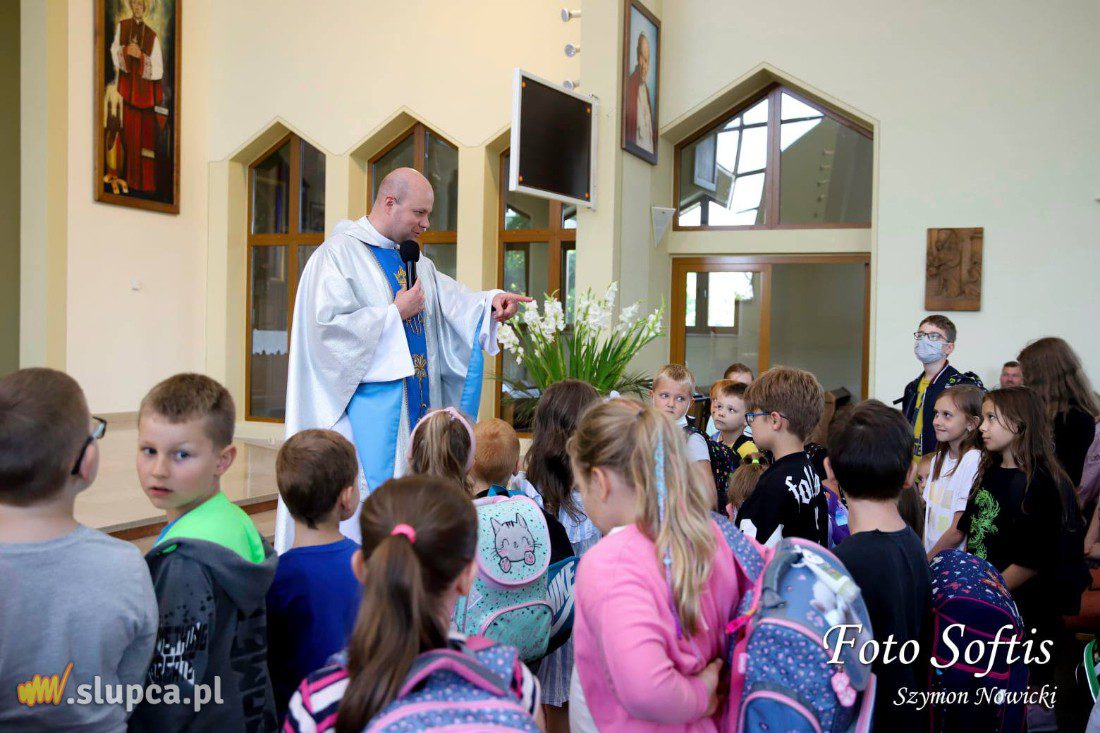 Święcenie przyborów szkolnych w Kozalu ZDJĘCIA