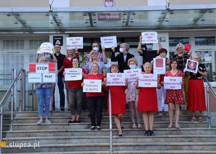 Pracownicy słupeckiego sądu przyłączyli się do protestu