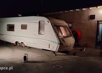 Wystrzeliły dwie opony w przyczepie