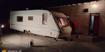 Wystrzeliły dwie opony w przyczepie