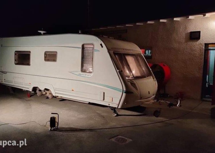 Wystrzeliły dwie opony w przyczepie