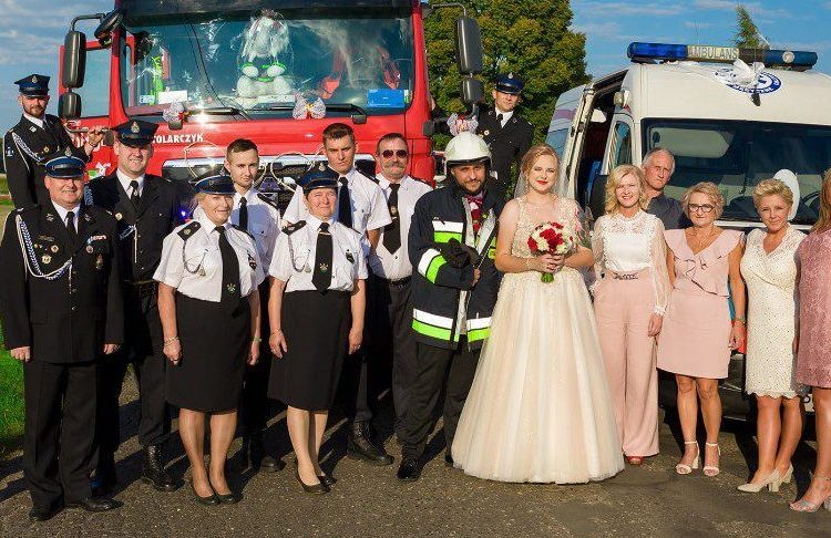 Strażacki ślub w Cieninie. Gratulacje dla Grety i Piotra!