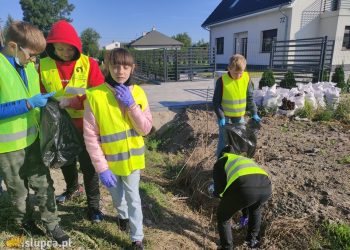 Myślę, więc nie śmiecę. Uczniowie z Cienina sprzątali świat