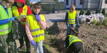 Myślę, więc nie śmiecę. Uczniowie z Cienina sprzątali świat