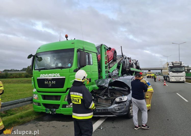 Auto osobowe, bus i ciężarówka zderzyły się na A2