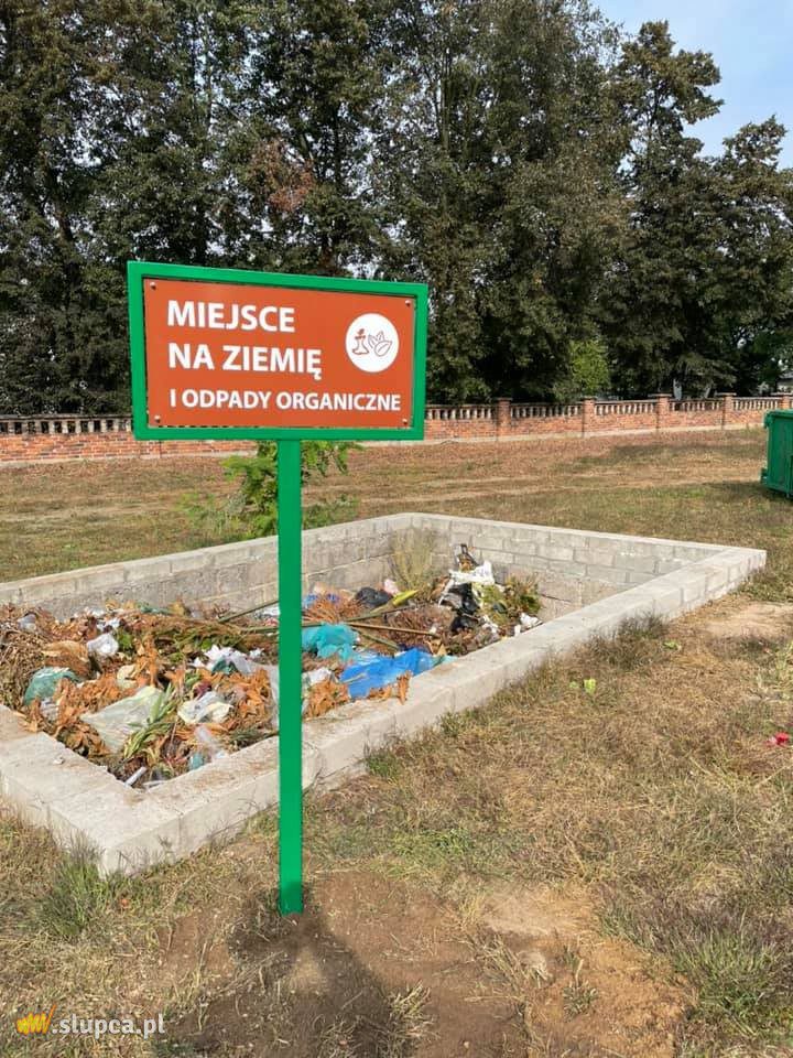 Na cmentarzu pojawiły się tablice. Proboszcz apeluje