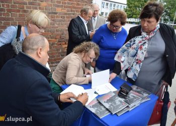 Promują książkę o Leonie Urbaniaku