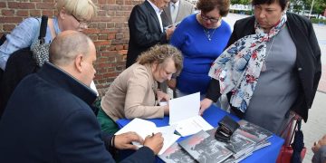 Promują książkę o Leonie Urbaniaku