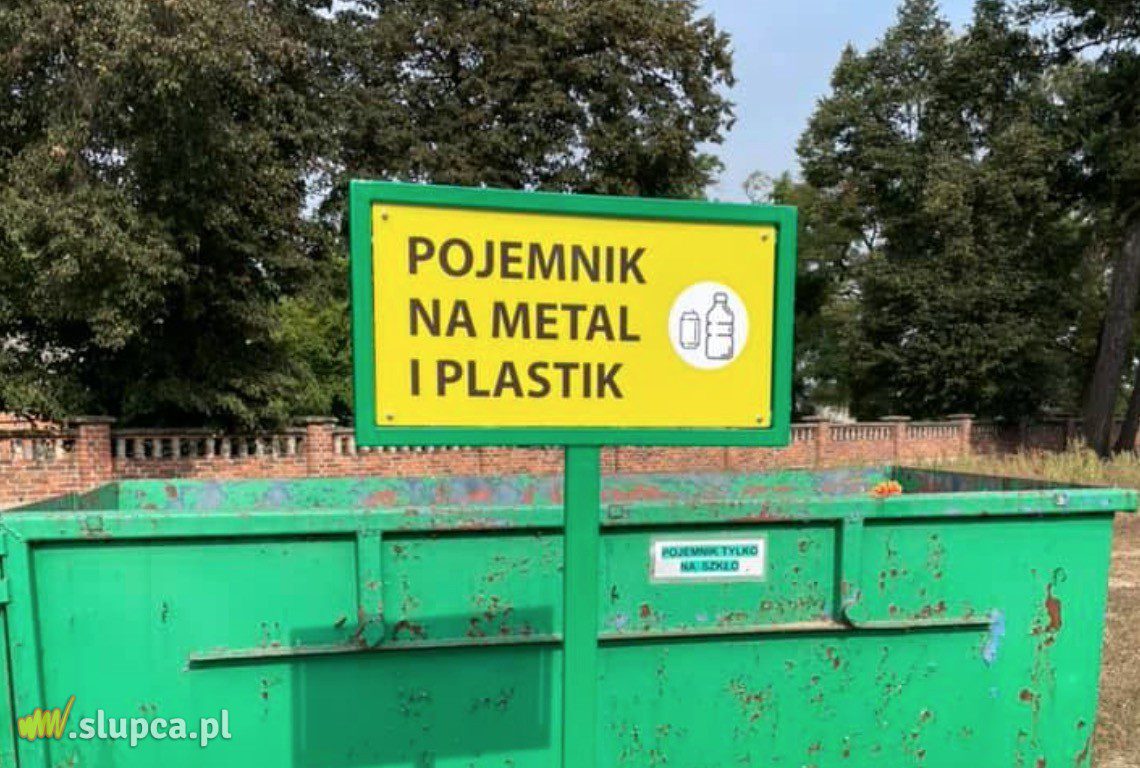 Na cmentarzu pojawiły się tablice. Proboszcz apeluje