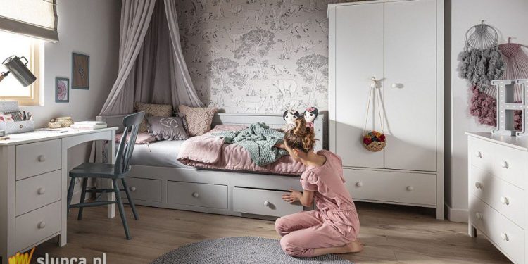 Pomysł na przytulny pokój dla dziewczynki z białymi meblami