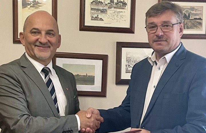 Podpisali umowę na budowę sali