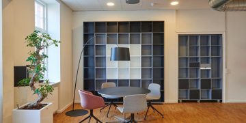 Strefa relaksu w biurze – jakie meble wybrać?