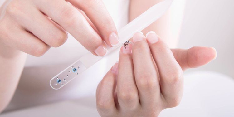 Jak dbać o paznokcie, by zapobiegać ich łamaniu? Poznaj sprawdzone sposoby