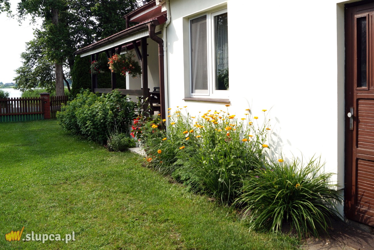 Ogród przy jeziorze