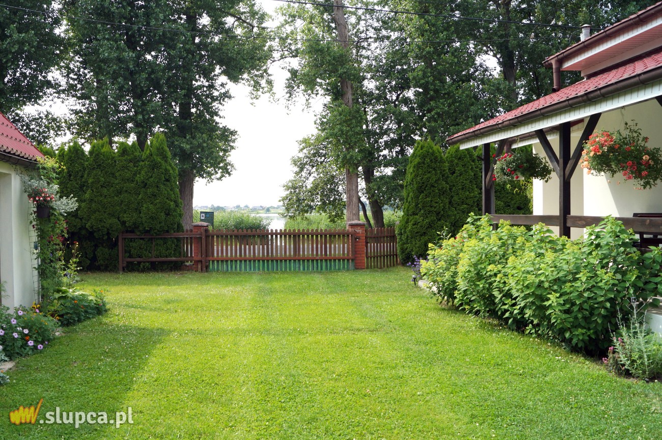 Ogród przy jeziorze