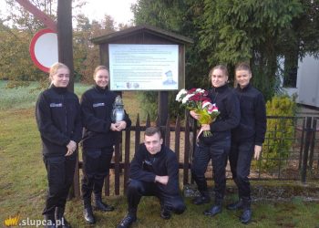 Uczniowie Ekonomika odwiedzili grób patrona