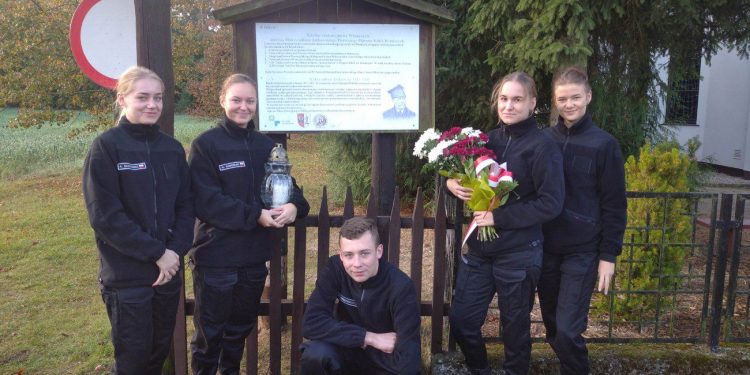 Uczniowie Ekonomika odwiedzili grób patrona