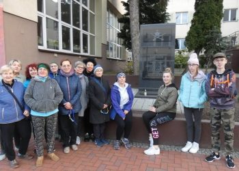 Z Orlika pod tablicę pamięci