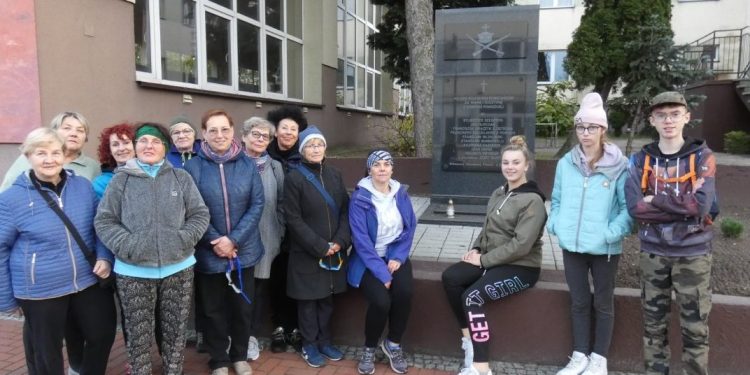 Z Orlika pod tablicę pamięci