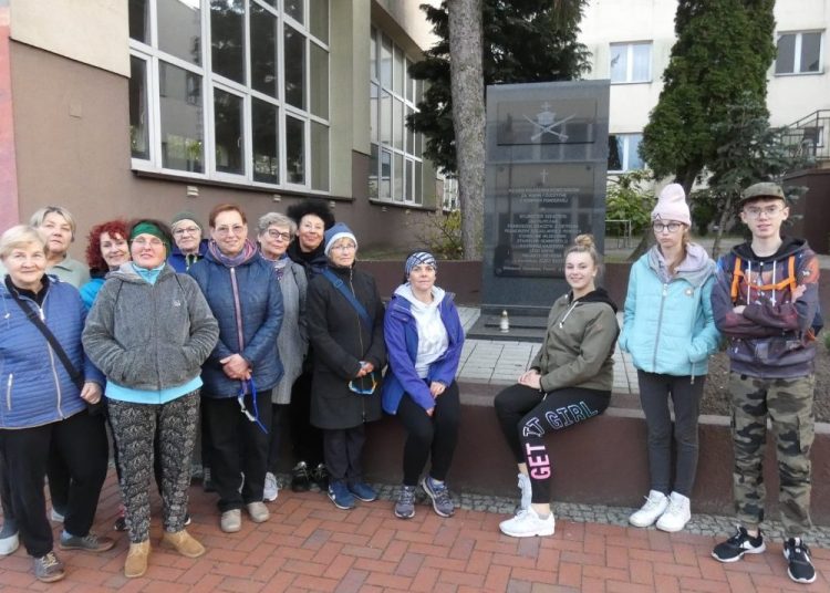 Z Orlika pod tablicę pamięci