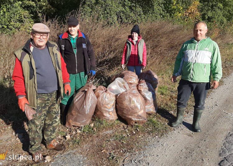 Wędkarze sprzątali brzegi jeziora