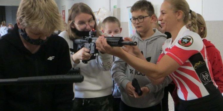 Zachęcają młodzież do strzelania