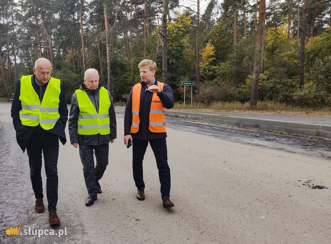 Kładą asfalt na odcinku Powidz-Niezgoda