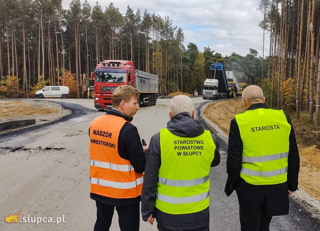 Kładą asfalt na odcinku Powidz-Niezgoda