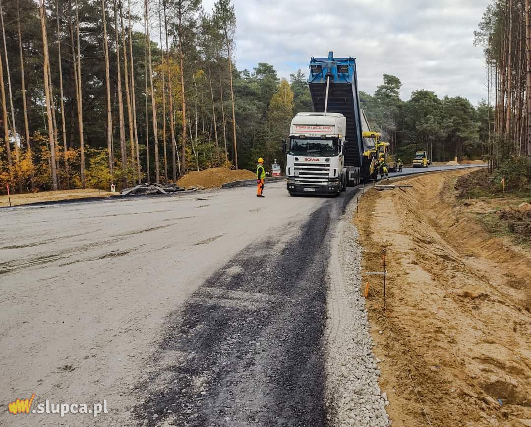 Kładą asfalt na odcinku Powidz-Niezgoda
