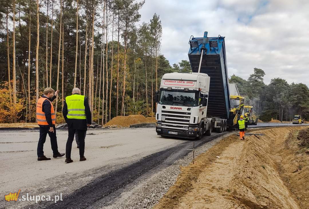 Kładą asfalt na odcinku Powidz-Niezgoda