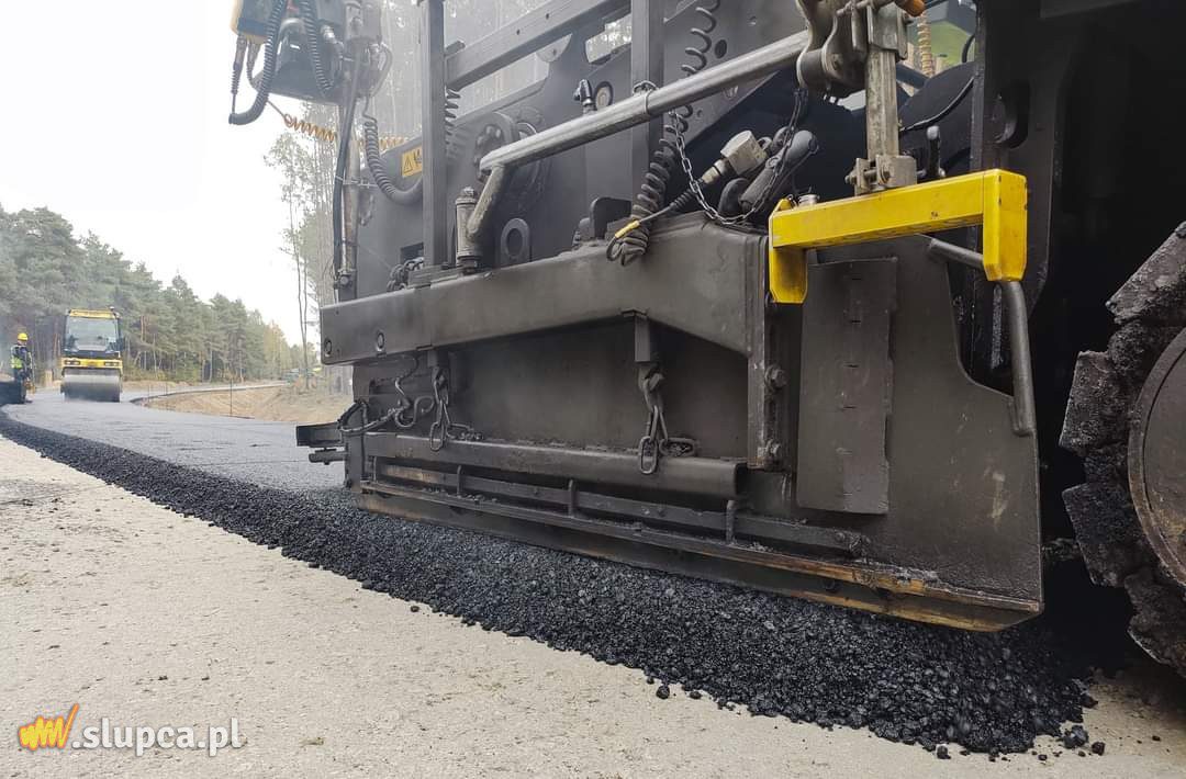 Kładą asfalt na odcinku Powidz-Niezgoda