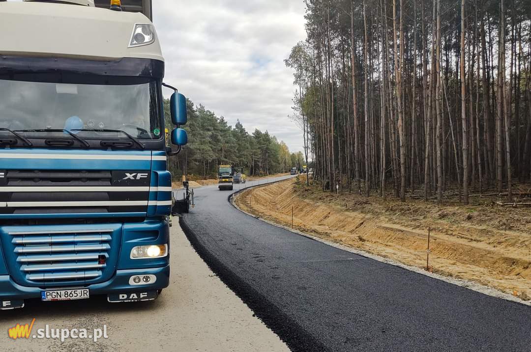 Kładą asfalt na odcinku Powidz-Niezgoda
