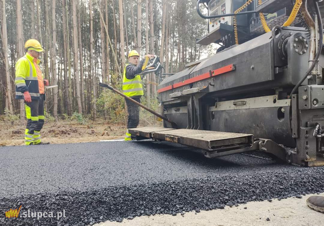 Kładą asfalt na odcinku Powidz-Niezgoda