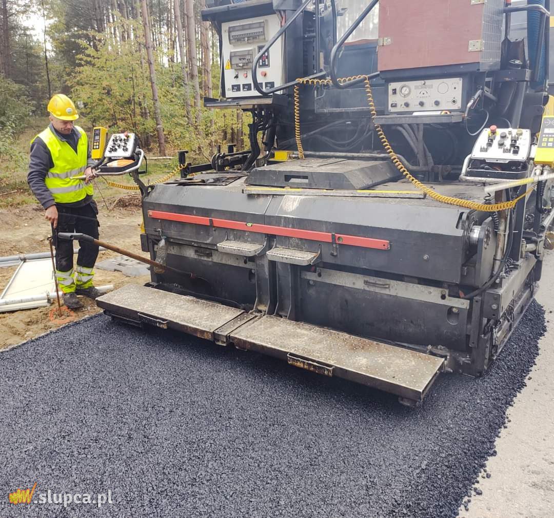 Kładą asfalt na odcinku Powidz-Niezgoda