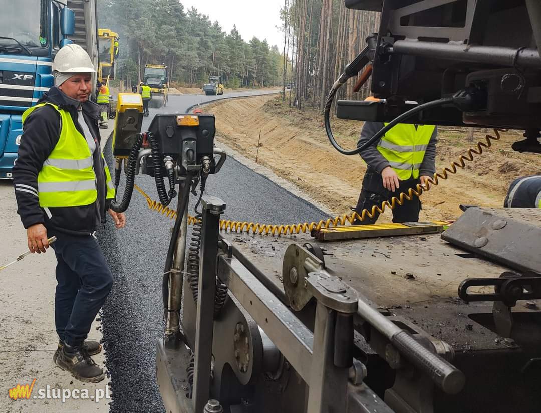 Kładą asfalt na odcinku Powidz-Niezgoda